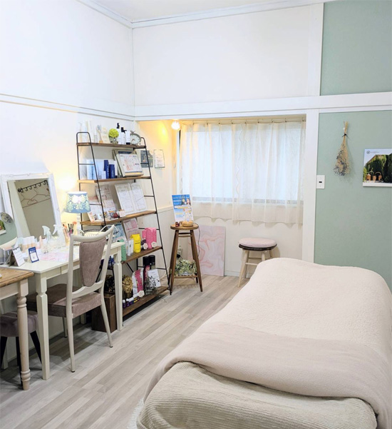 表情まで明るく。年齢サインがふっくらと、若々しい印象へ